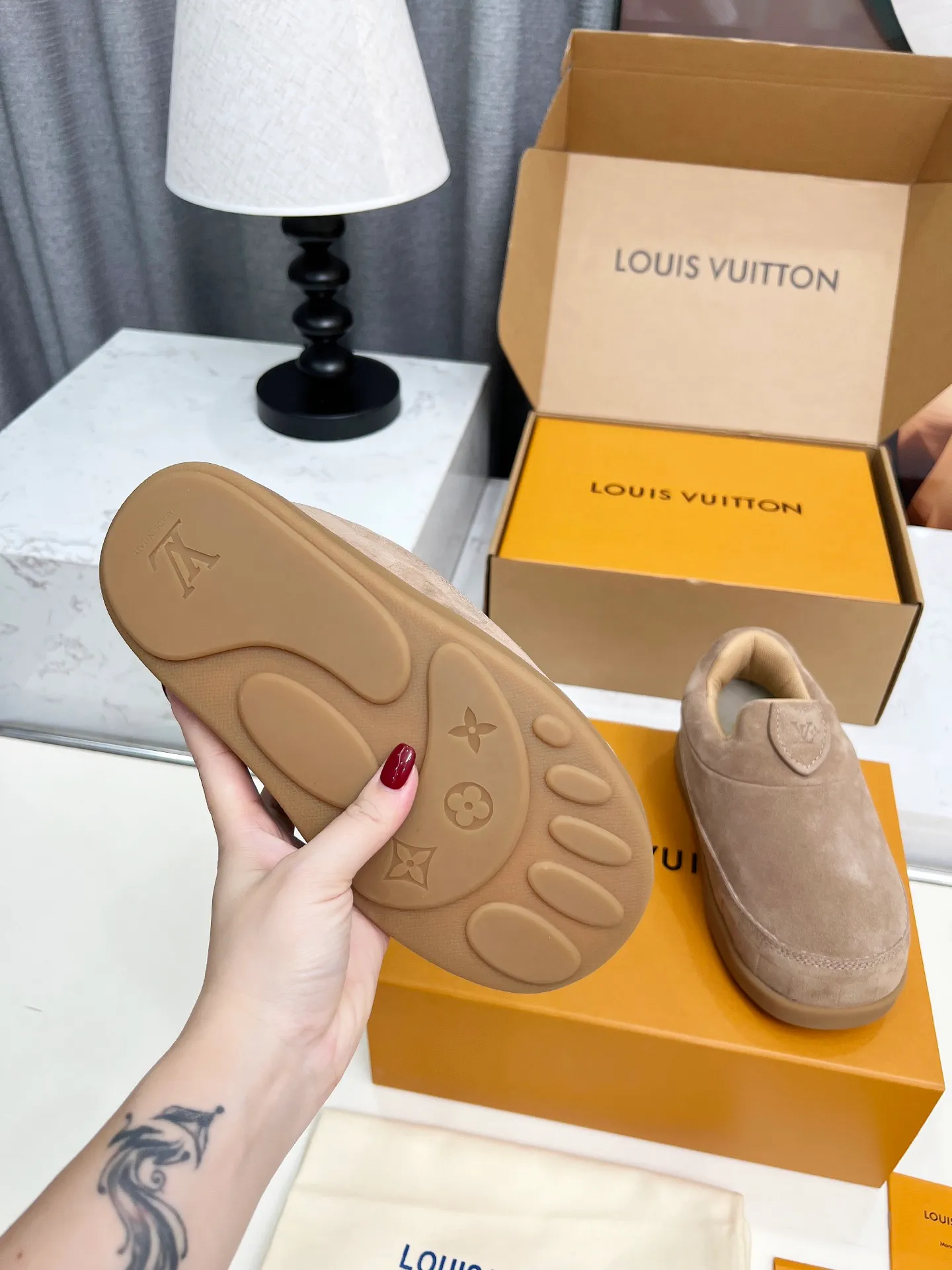 [L Family] P: 740💰 Couple model, size: women 35-41 (customized at 41 for women), 39-46 for men (customized at 45.46) The 2025 iteration of this Time Out sneaker, couple model, LV co-branded nigo, donkey brand, Louis Vuitton, ugly, cute😍Many Internet celebrities have shown off their feet, a classic and versatile item. Fabric: Imported high mercerized cow suede. Lining: high-grade elastic mesh, outsole: original molded outsole, palm print rubber outsole with hidden L letter and Monongram flower.